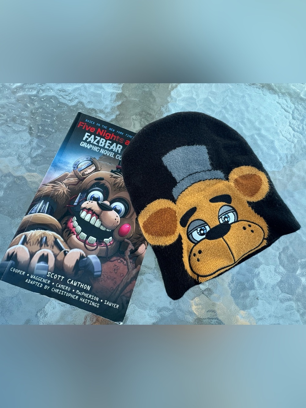 Five Nights at Freddy's Bundle - Fazbear Frights Vol 4 + Reversible Beanie